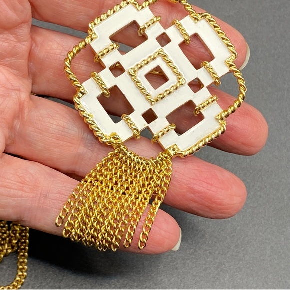 Vintage AVON White Enamel & Gold Tone Geometric Brooch Necklace On Long Chain - Picture 7 of 11